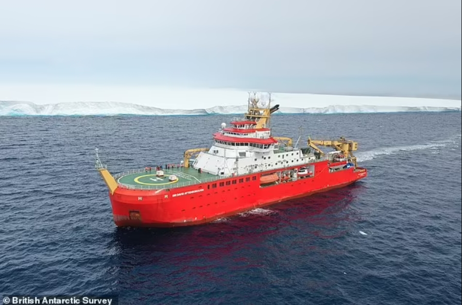 Найбільший айсберг світу розпочав свій рух після 30-річної перерви: як він виглядає